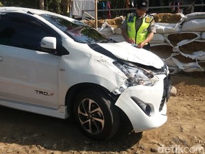 Berniat Ngerem Justru Gas yang Diinjak, Mobil Ini pun Terbalik