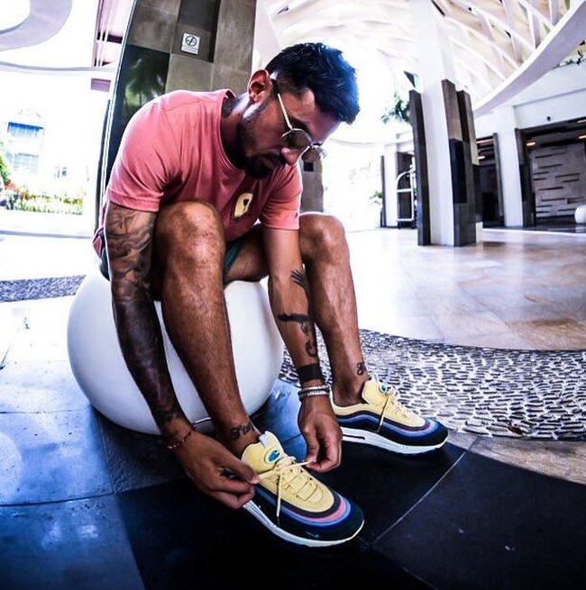 Seperti kebanyakan anak muda, pria 28 tahun ini doyan mengoleksi sneakers. Salah satu sneakers favoritnya adalah Nike Airmax edisi vintage seperti yang dipakainya di foto ini. (Foto: Instagram/stefanolilipaly)