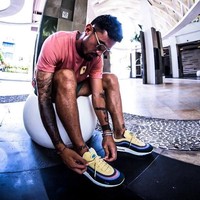 Seperti kebanyakan anak muda, pria 28 tahun ini doyan mengoleksi sneakers. Salah satu sneakers favoritnya adalah Nike Airmax edisi vintage seperti yang dipakainya di foto ini. (Foto: Instagram/stefanolilipaly)