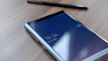 Bagian kiri ponsel ini ada tombol pengaturan volume dan Bixby. Foto: Adi Fida Rahman/detikINET