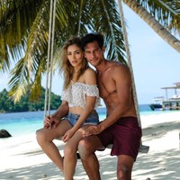 Jessica Iskandar atau yang akrab disapa Jedar kerap mengunggah foto mesra dengan Richard Kyle di akun media sosial miliknya. Salah satunya foto ini, saat mereka baru berpacaran dan liburan ke Pulau Mentawai. Unggahan Jedar pada Agustus 2018 itu menuai kritik karena dianggap terlalu seksi saat berdekatan dengan Richard. Foto: Instagram @inijedar.