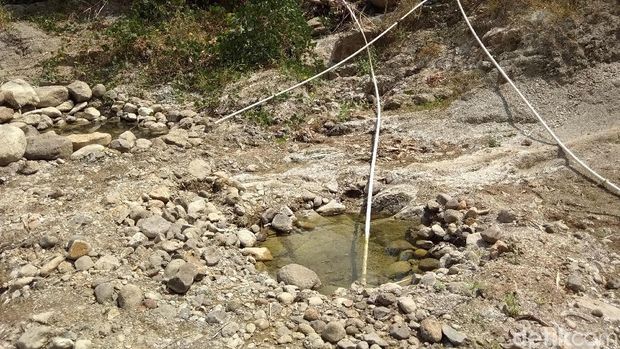 Warga Kabupaten Semarang pasang pompa di kubangan air sungai.