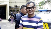 Farid Aja menjenguk rekannya, Reza Bukan di Polres Metro Jakarta Barat. Ia pun mengungkapkan kesedihannya usai bertemu Reza.  Foto: Palevi S/detikFoto