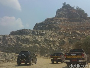 Izin Penambang Gunung Sirnalanggeng Karawang Dibekukan