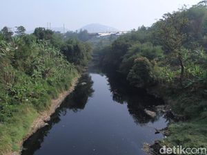 Musim Kemarau, Air Sungai Citarum Hitam Pekat dan Bau Busuk