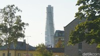 Bangunan ikonik The Turning Torso, yang menjulang setinggi 190 meter, juga sudah tampak dari sekitar sini. (An Uyung/detikTravel)