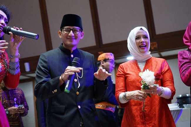 Maaf saya lagi sedih, jadi nggak bisa (banyak berkomentar). Soalnya ini kan perasaannya masih belum bisa, kata Nur Asia menanggapi pencalonan suaminya, saat ditemui di Balai Kota, Jakarta Pusat, beberapa waktu lalu. Foto: Instagram