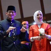 Maaf saya lagi sedih, jadi nggak bisa (banyak berkomentar). Soalnya ini kan perasaannya masih belum bisa, kata Nur Asia menanggapi pencalonan suaminya, saat ditemui di Balai Kota, Jakarta Pusat, beberapa waktu lalu. Foto: Instagram