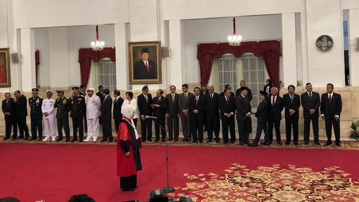 Jokowi Saksikan Enny Nurbaningsih Ucapkan Sumpah Jadi Hakim MK
