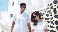 Ia pun memilih Santorini untuk merayakan bulan madu, keduanya tampak kompak mengenakan busana putih-putih. Senada banget nih. Foto: Dok. Instagram/ tasyakamila