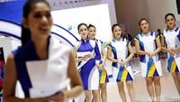 Jejeran wanita cantik ini selalu ramah menyapa pengunjung di hari terakhir ajang GIIAS 2018.