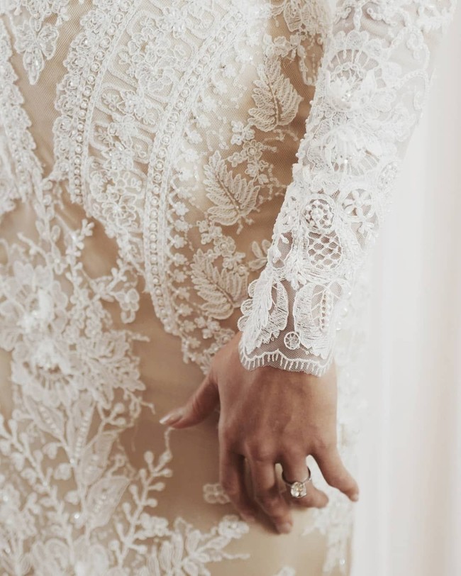 Terlihat lebih ramping, siluet gaun mermaid membingkai tubuh Sachi dengan anggun. Foto: Dok. Adrian Gan