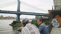 Sandiaga Uno usai kunjungan kerja di New York, AS, mampir ke kawasan Down Under the Manhattan Bridge Overpass (DUMBO). Ini bekas kawasan industri yang dikembangkan jadi destinasi wisata (sandiuno/Instagram)