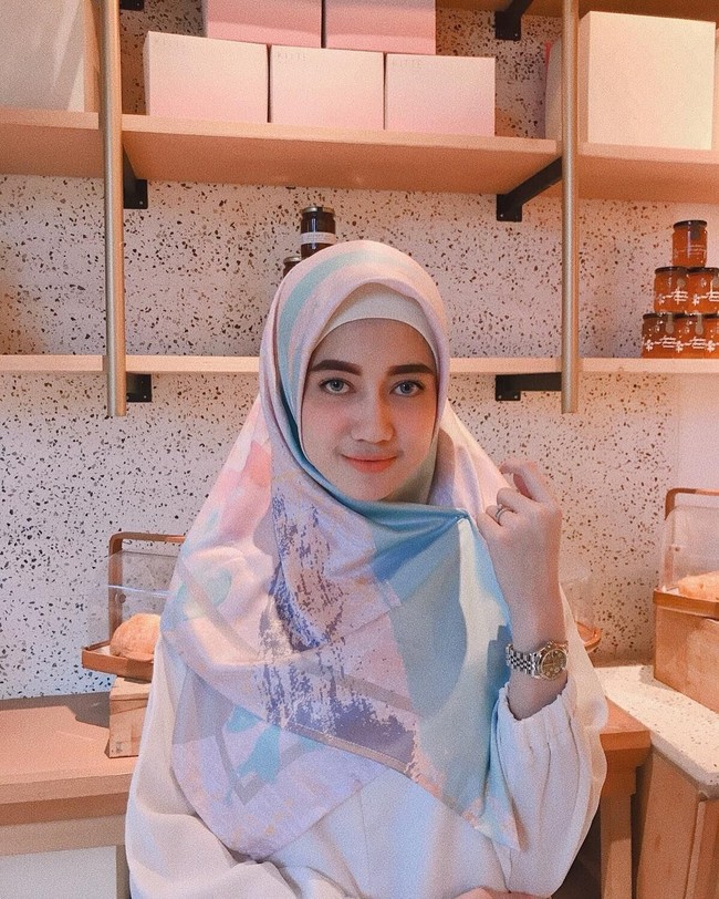Sindy menceritakan kisah hijrahnya di Instagram. Ia mengaku ada sinyal yang Allah berikan untuknya. Mulai dari undangan tampil berhijab di sebuah acara, hingga akun Instagram yang di-hack. Foto: Instagram./Sindyhv