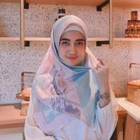 Sindy menceritakan kisah hijrahnya di Instagram. Ia mengaku ada sinyal yang Allah berikan untuknya. Mulai dari undangan tampil berhijab di sebuah acara, hingga akun Instagram yang di-hack. Foto: Instagram./Sindyhv