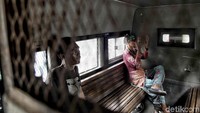 Warga yang diduga Penyandang Masalah Kesejahteraan Sosial (PMKS) berdoa di dalam mobil Dinas Sosial DKI Jakarta.