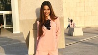 Foto: Saat sedang di Museum Nasional Bahrain, gaya Sara Khan juga tidak berlebihan, bahkan cenderung elegan. (Instagram/@ssasrakhan)