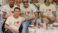 Santai bersama teman-temannya, Beto terlihat menikmati kopi dan teh kemasan botol. Sepiring buah apel merah juga disuguhkan untuk Beto dan teman-teman atletnya. Foto: instagram @betogoncalves9