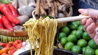 Lihat nih mie kangkung dengan lauk komplet milik @nana_jajan, yang bikin kita semakin lapar. Foto: Instagram