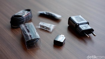 Ragam aksesori yang disertakan dalam paket pembelian. Foto: Adi Fida Rahman/detikINET
