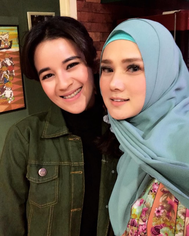 Tak hanya saat traveling, Mulan juga tampil syari saat mengisi acara di sebuah stasiun TV. Meski terlihat belum konsisten memakai hijab syari, tampaknya Mulan cukup serius dengan perubahannya. Foto: Instagram/MulanJameela1