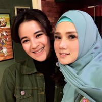 Tak hanya saat traveling, Mulan juga tampil syari saat mengisi acara di sebuah stasiun TV. Meski terlihat belum konsisten memakai hijab syari, tampaknya Mulan cukup serius dengan perubahannya. Foto: Instagram/MulanJameela1