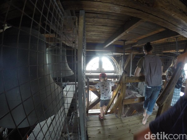 Daya tarik dari gereja ini tak lain adalah menaranya yang boleh dipanjat oleh para turis, tentunya saat tidak sedang ada ibadah. (Uyung/detikTravel) Daya tarik dari gereja ini tak lain adalah menaranya yang boleh dipanjat oleh para turis, tentunya saat tidak sedang ada ibadah. (Uyung/detikTravel)