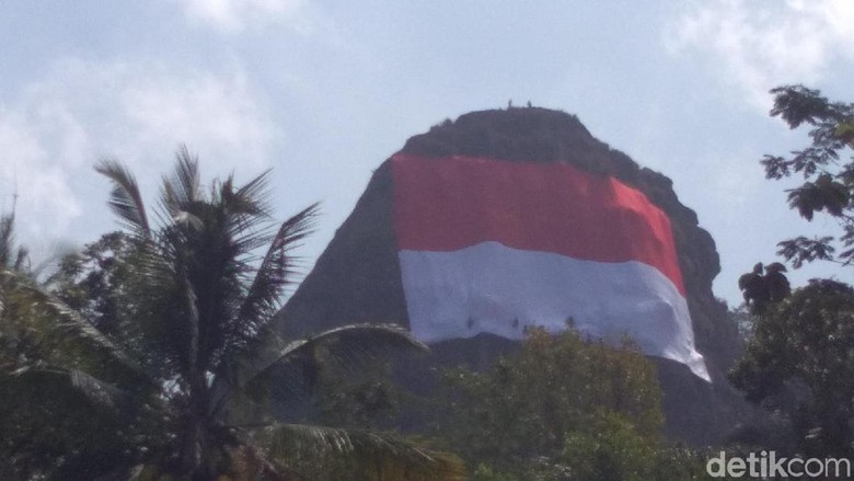 Keren! Ada Bendera Merah Putih Raksasa di Gunung Purba 