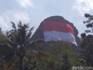 Keren! Ada Bendera Merah Putih Raksasa di Gunung Purba Nglanggeran