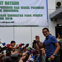 Di sisi lain, Sandiaga Uno yang hobi olahraga ini punya gaya tersendiri yang mencuri atensi publik. Lewat gayanya, pasangan Prabowo di Pilpres 2019 menunjukkan sisi atletisnya dengan pilihan busansa yang cenderung sporty. Poloshirt dan kaus kerap sesekali menjadi seragam wajibnya. (Foto: ANTARA FOTO/Sigid Kurniawan)