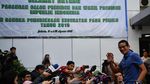 Tetap Membiru, Gaya Sandiaga Bawa Infused Water Saat Tes Kesehatan