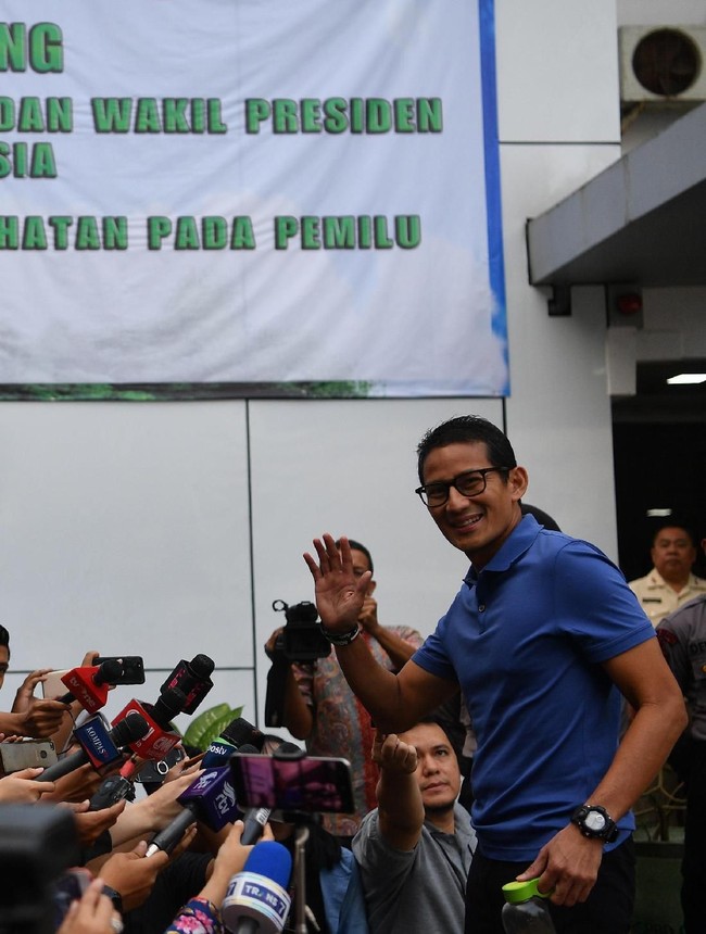 Di sisi lain, Sandiaga Uno yang hobi olahraga ini punya gaya tersendiri yang mencuri atensi publik. Lewat gayanya, pasangan Prabowo di Pilpres 2019 menunjukkan sisi atletisnya dengan pilihan busansa yang cenderung sporty. Poloshirt dan kaus kerap sesekali menjadi seragam wajibnya. (Foto: ANTARA FOTO/Sigid Kurniawan)