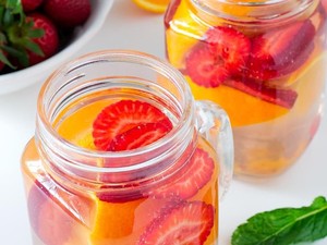 11 Resep Infused Water Sederhana yang Sehat dan Menyegarkan