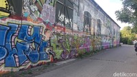 Ciri yang mudah dikenali dari area ini adalah banyaknya street art alias mural yang menghiasi dinding dan jalanan. Beberapa sudutnya tampak kumuh. (Uyung/detikTravel)