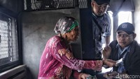 Petugas menanyakan identitas PMKS yang terjaring razia dan mencatatnya.