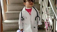 Namun, dokter juga tak melulu harus serius, terkadang ada sisi yang membuat dokter memiliki daya tarik sendiri. Foto: Instagram 