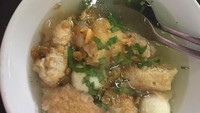 Buat yang suka cuankie tanpa mie bisa menikmati kaldu yang sedikit berminyak. Pastinya bakso makin empuk setelah direndam kaldu. Foto : Instagram @satepedasseuhah