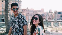 Keduanya memilih negara Eropa untuk berbulan madu, Yunani dan Italia adalah salah satu tempat yang keduanya singgahi. Foto: Dok. Instagram/ tasyakamila