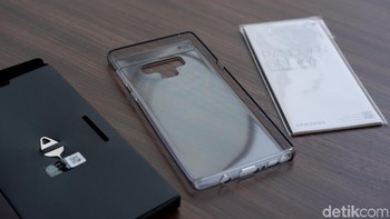 Samsung turut memberikan case transparan. Foto: Adi Fida Rahman/detikINET