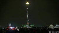 Tugu Monas ditembak laser warna-warni dengan durasi 20 menit dan air mancur menari pada malam hari. Laser tersebut akan membuat suasana di kawasan Monas semakin semarak.