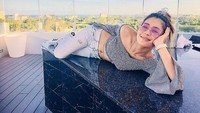 Foto:  Jika sedang tidak di pantai, sebenarnya gaya Sara terlihat normal-normal saja, tidak terlalu mengumbar keseksian. Begini gaya Sara saat santai di Tanzania. (Instagram/@ssasrakhan)