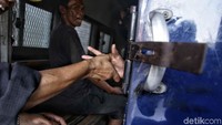 Beberapa PMKS terjaring dalam razia di Kramatjati.