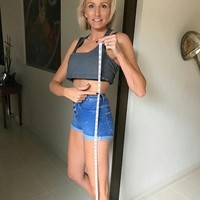 Caroline punya tinggi badan 187,96 cm. Tubuhnya yang sangat jangkung membuat orang yang berada di sampingnya terlihat kecil seperti liliput. (Foto: Instagram)