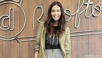 Marsha tampil menawan dengan blazer hijau, kaus hitam, celana pendek dan sneaker putih.