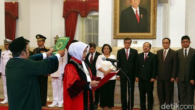 Enny Nurbaningsih Ucapkan Sumpah Jadi Hakim MK di Depan Jokowi