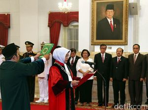Enny Nurbaningsih Ucapkan Sumpah Jadi Hakim MK di Depan Jokowi