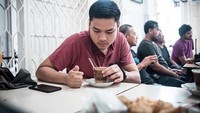 Minum kopi susu di Sibolga. Sambil menunggu datangnya pesanan bakpao kacang hijau dan telur setengah matang, tulisnya. Tuh kan, Asta emang pecinta makanan enak! Foto: Instagram astaandoko