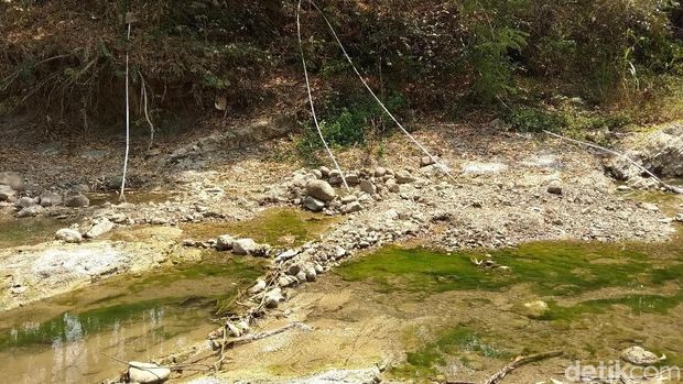 Warga Kabupaten Semarang pasang pompa di kubangan air sungai.