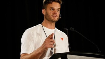 Pembicara lain adalah YouTuber bernama Matt Long. Matt meyakini Bumi berbentuk seperti piringan sesuai keyakinan agamanya. Foto: Edmonton Journal
