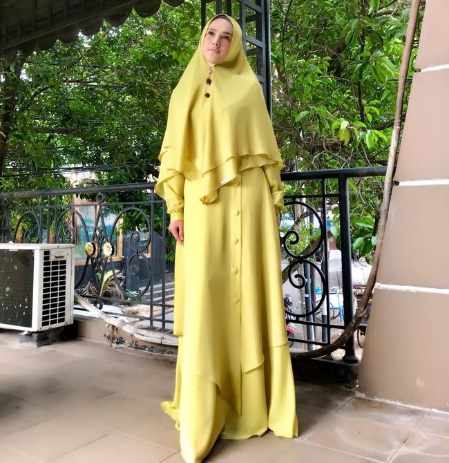 Setelah memutuskan berhijab, penampilan Mulan Jameela kerap jadi sorotan. Pelantun lagu Cinta Mati III ini juga kerap tampil syari dengan gamis dan khimar. Foto: Instagram/MulanJameela1
